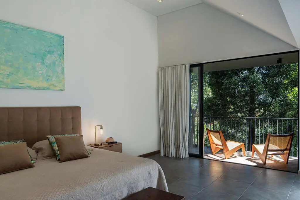 La buena vida se disfruta en la arquitectura de esta casa a las afueras de medellín