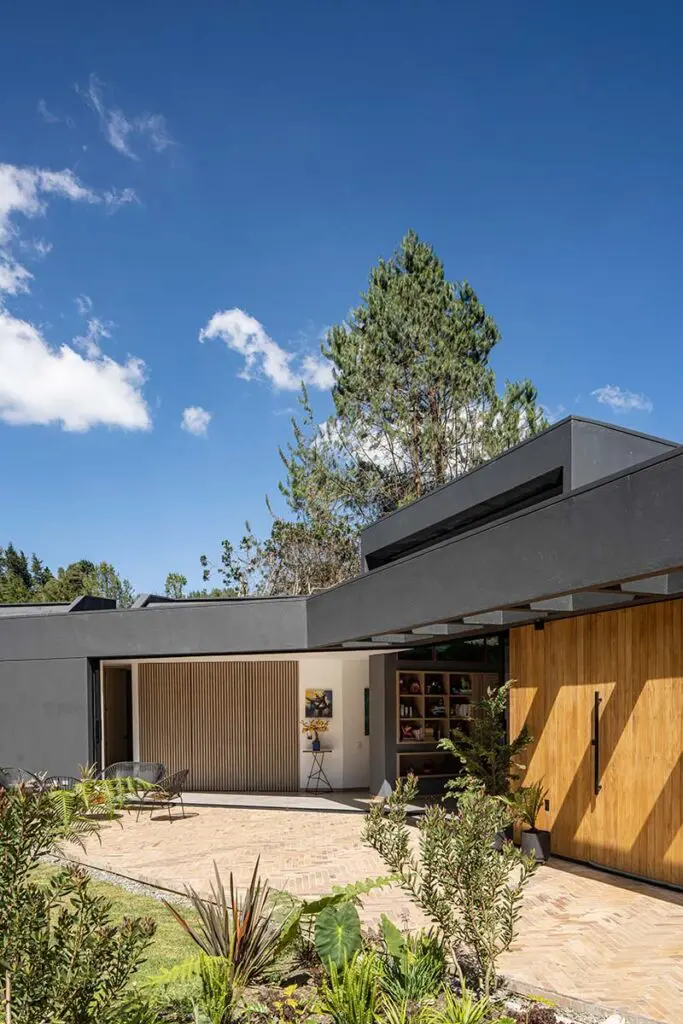 La buena vida se disfruta en la arquitectura de esta casa a las afueras de medellín