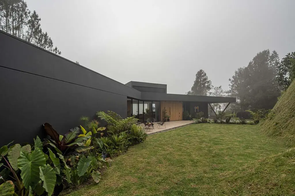 La buena vida se disfruta en la arquitectura de esta casa a las afueras de medellín