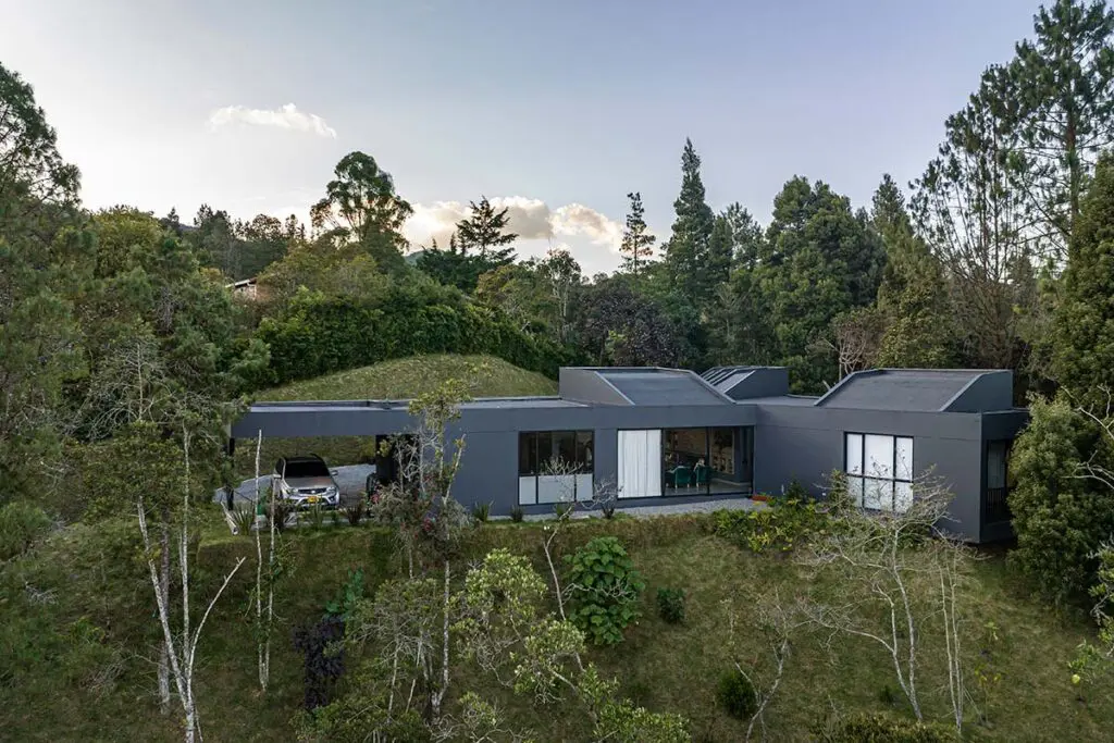 La buena vida se disfruta en la arquitectura de esta casa a las afueras de medellín