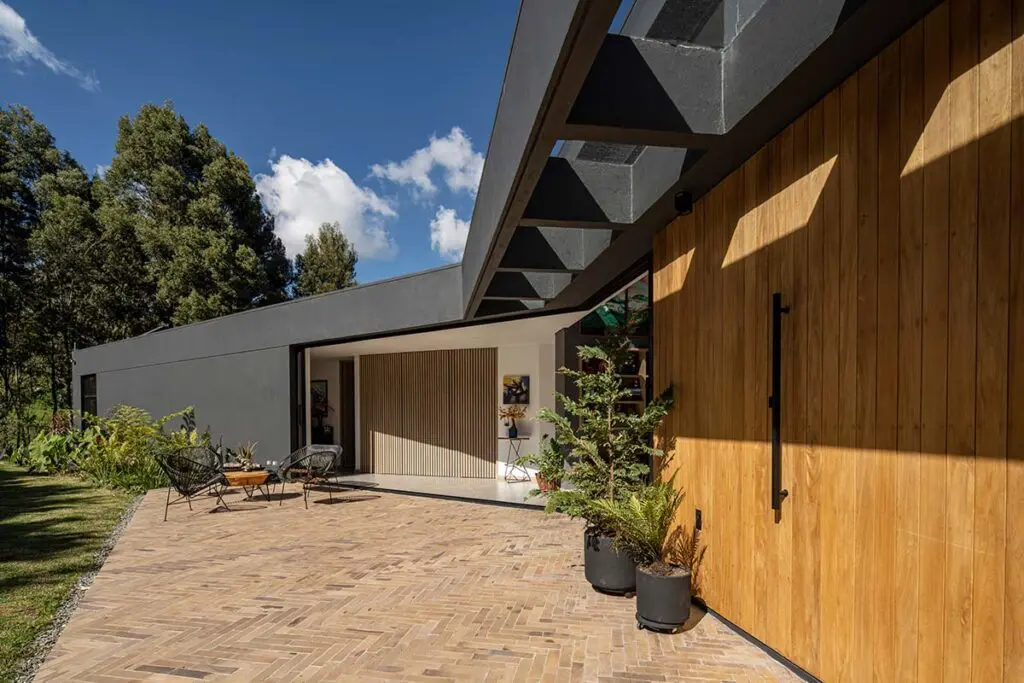 La buena vida se disfruta en la arquitectura de esta casa a las afueras de medellín