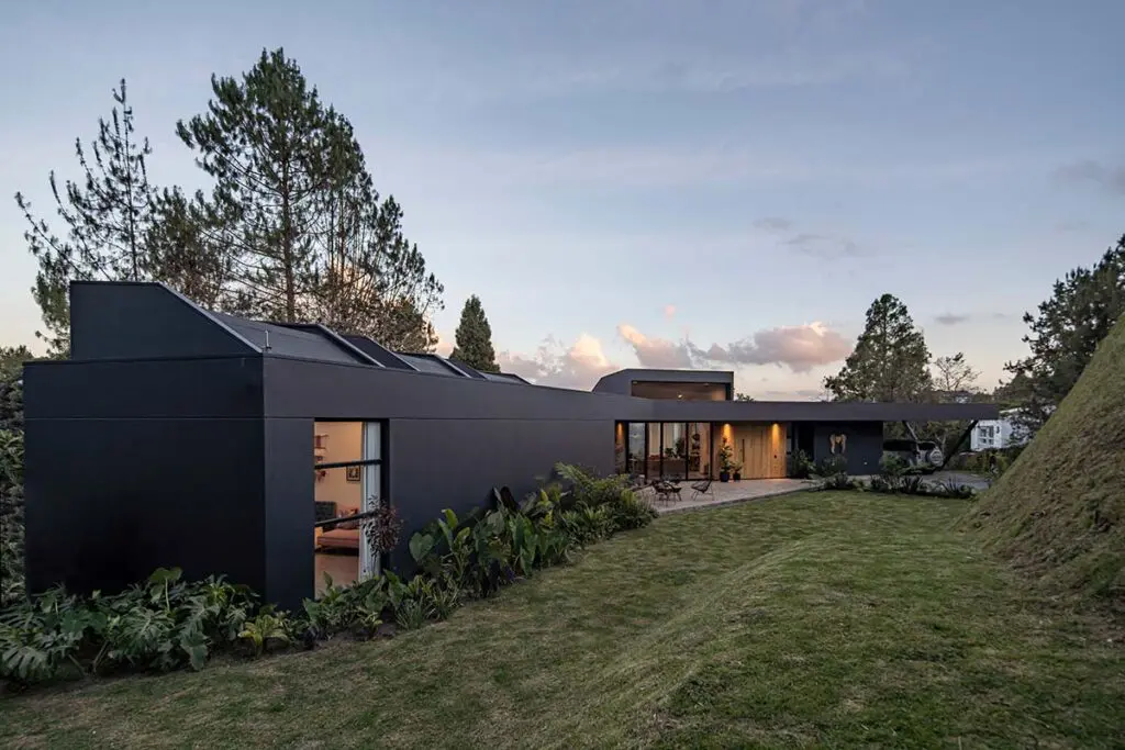La buena vida se disfruta en la arquitectura de esta casa a las afueras de medellín