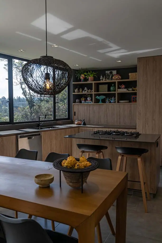 La buena vida se disfruta en la arquitectura de esta casa a las afueras de medellín