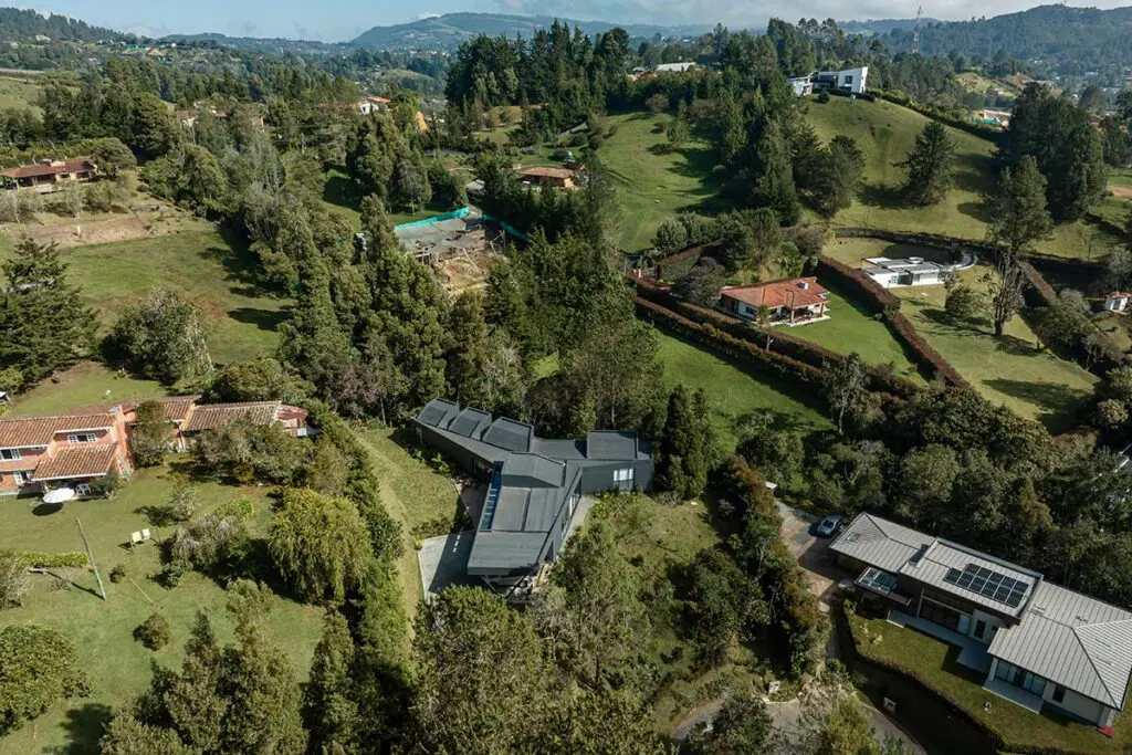 La buena vida se disfruta en la arquitectura de esta casa a las afueras de medellín