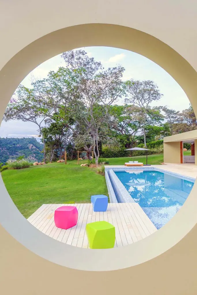 Minimalismo tropical en esta casa ubicada en anapoima