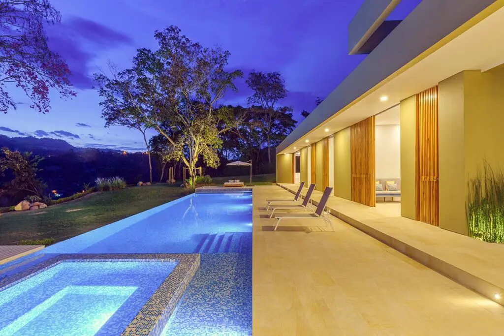 Minimalismo tropical en esta casa ubicada en anapoima