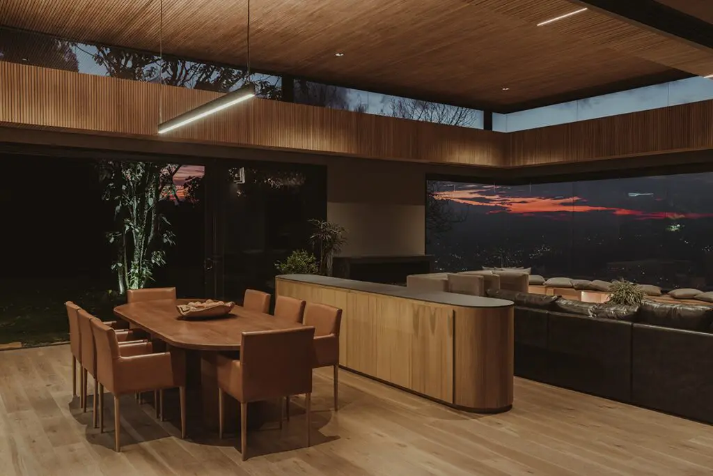 Esta casa en medellín se posa entre su geografía por medio de terrazas y jardines 