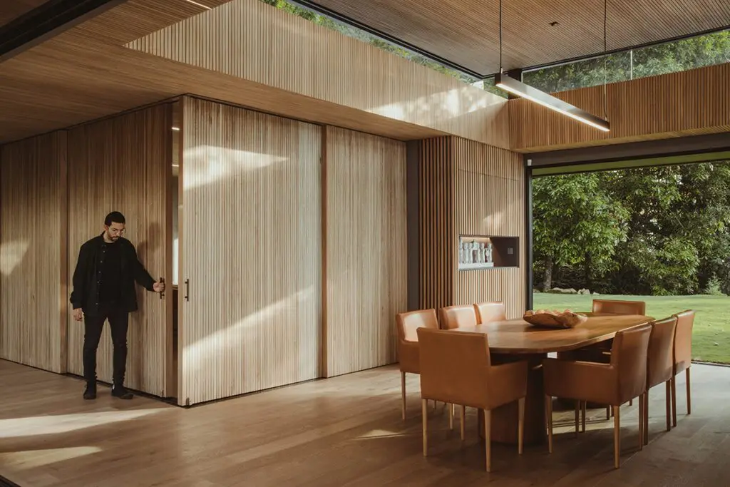 Esta casa en medellín se posa entre su geografía por medio de terrazas y jardines 