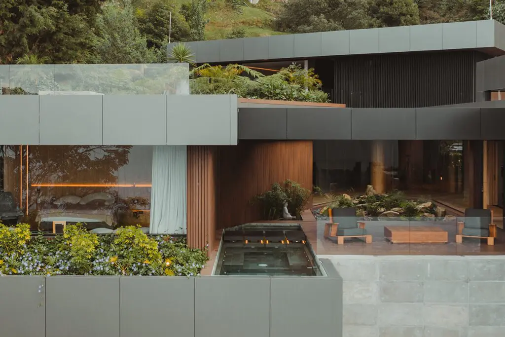 Esta casa en medellín se posa entre su geografía por medio de terrazas y jardines 