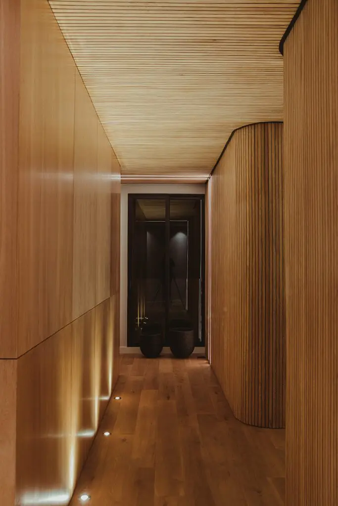 Esta casa en medellín se posa entre su geografía por medio de terrazas y jardines 