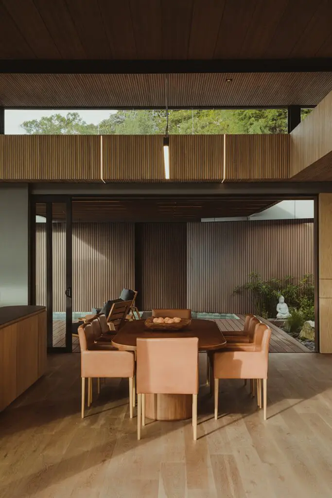 Esta casa en medellín se posa entre su geografía por medio de terrazas y jardines 