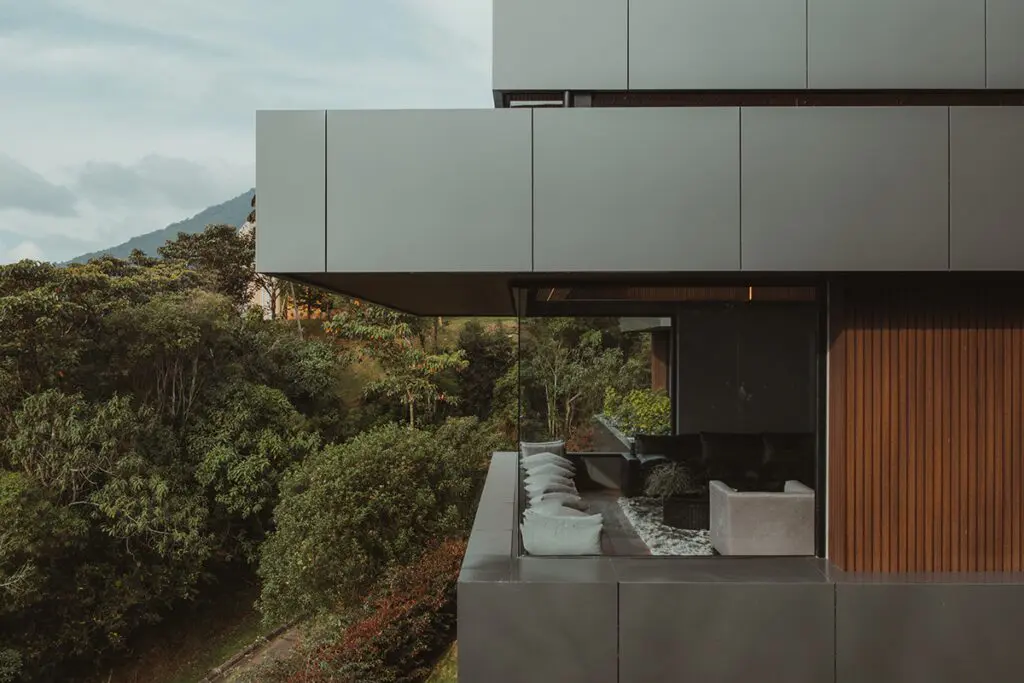 Esta casa en medellín se posa entre su geografía por medio de terrazas y jardines 