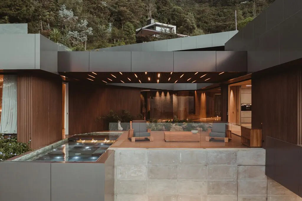 Esta casa en medellín se posa entre su geografía por medio de terrazas y jardines 