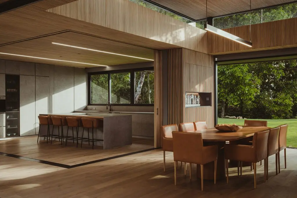 Esta casa en medellín se posa entre su geografía por medio de terrazas y jardines 