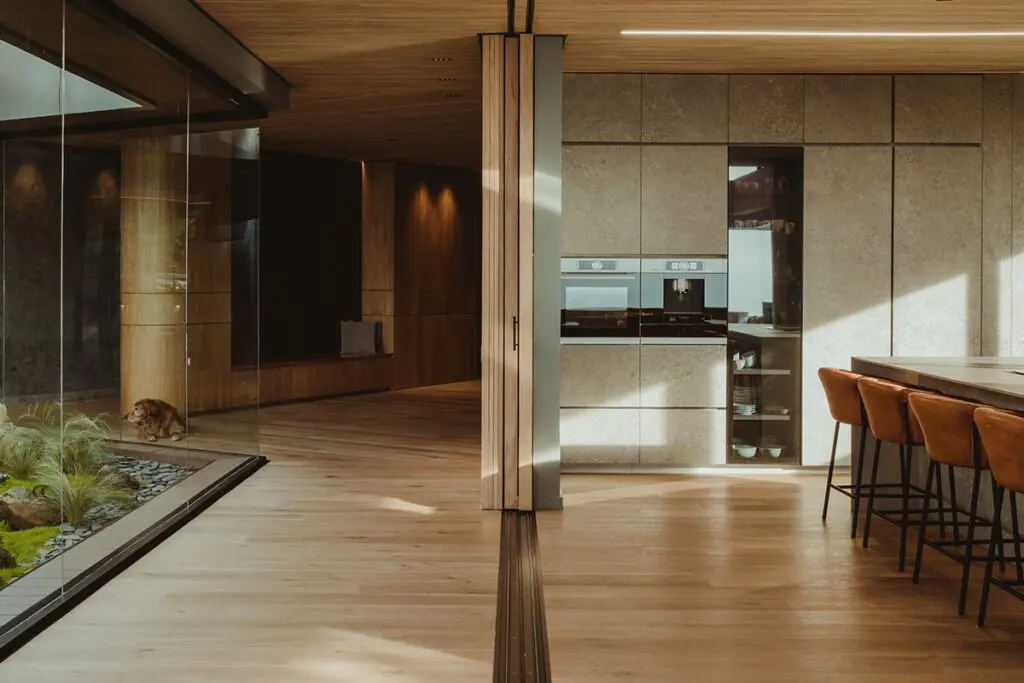 Esta casa en medellín se posa entre su geografía por medio de terrazas y jardines 