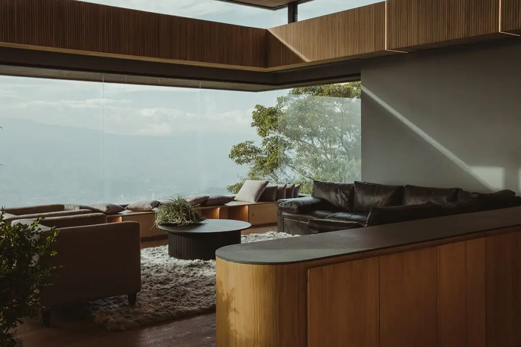 Esta casa en medellín se posa entre su geografía por medio de terrazas y jardines 