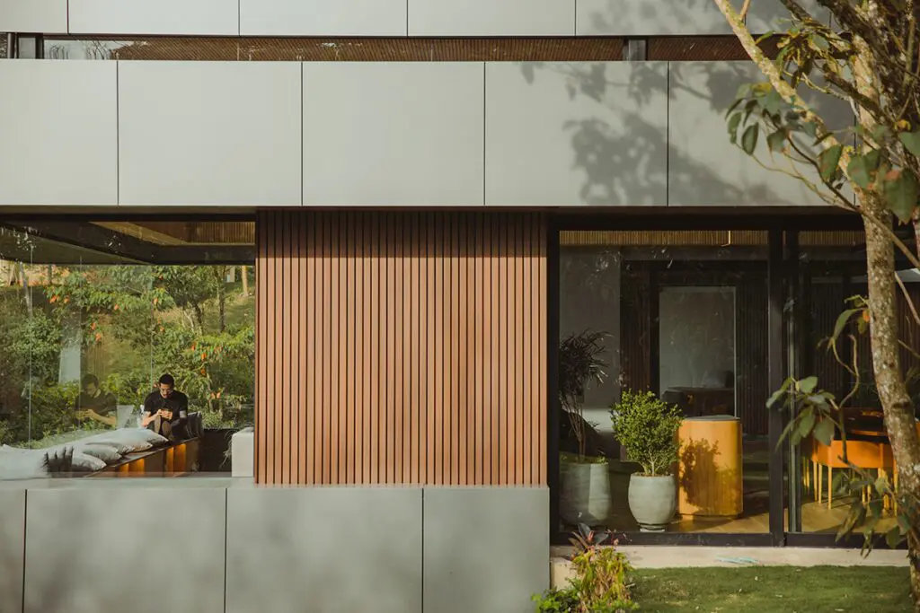 Casa en medellín por la firma del valle studio y simón laverde.