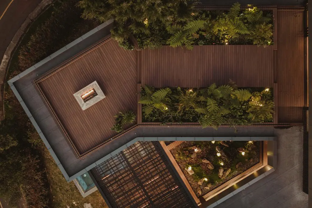 Esta casa en medellín se posa entre su geografía por medio de terrazas y jardines 