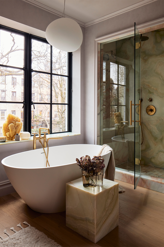 El diseño de una casa en estados unidos que juega con los contrastes y las formas