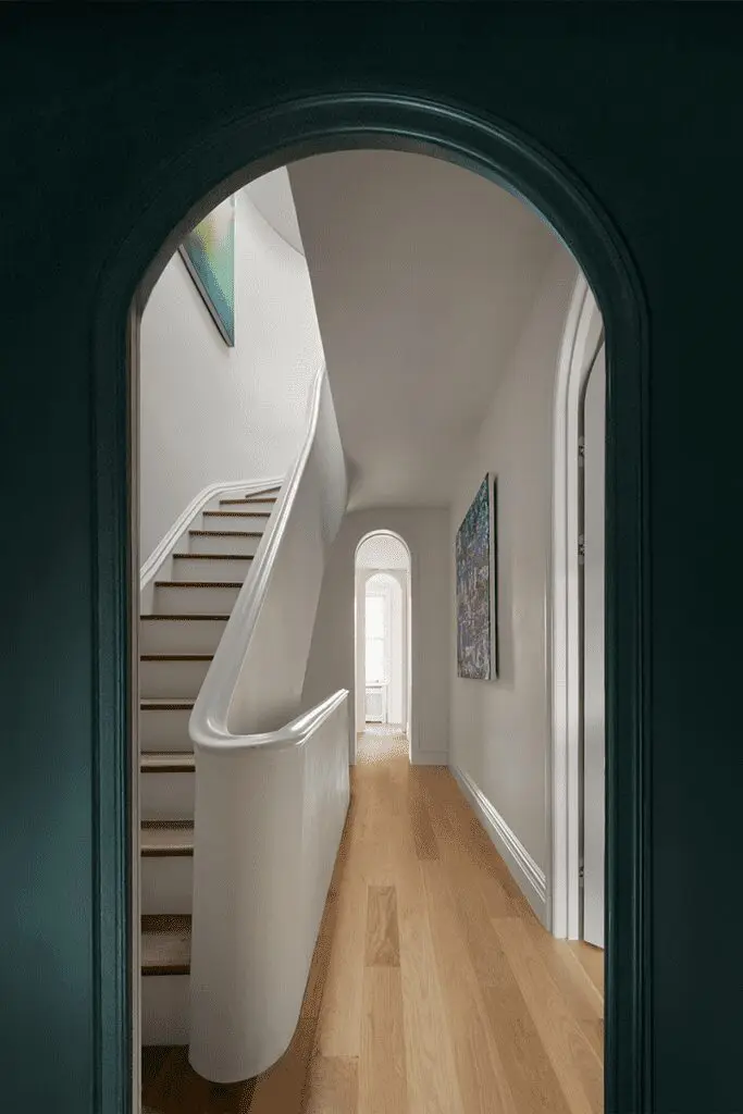 El diseño de una casa en estados unidos que juega con los contrastes y las formas