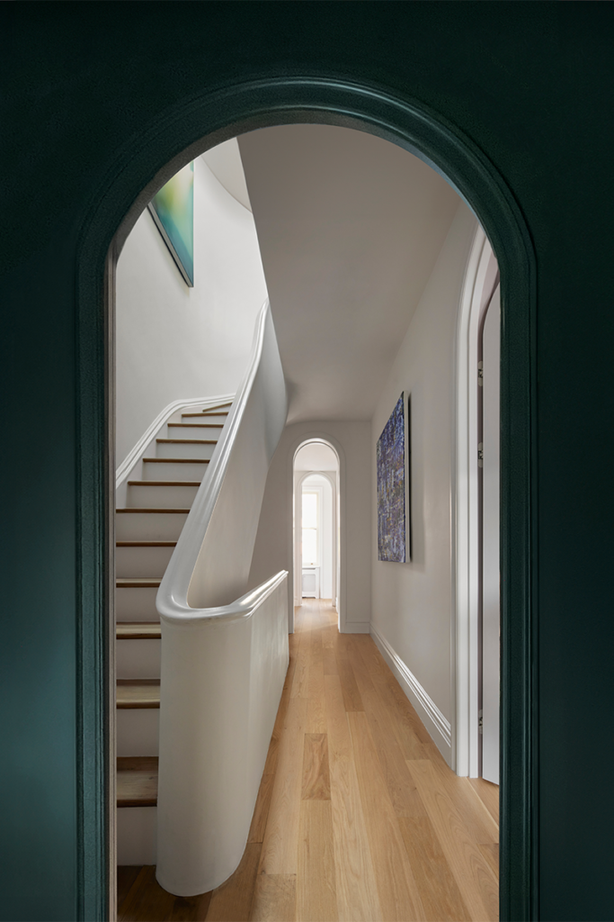 El diseño de una casa en estados unidos que juega con los contrastes y las formas