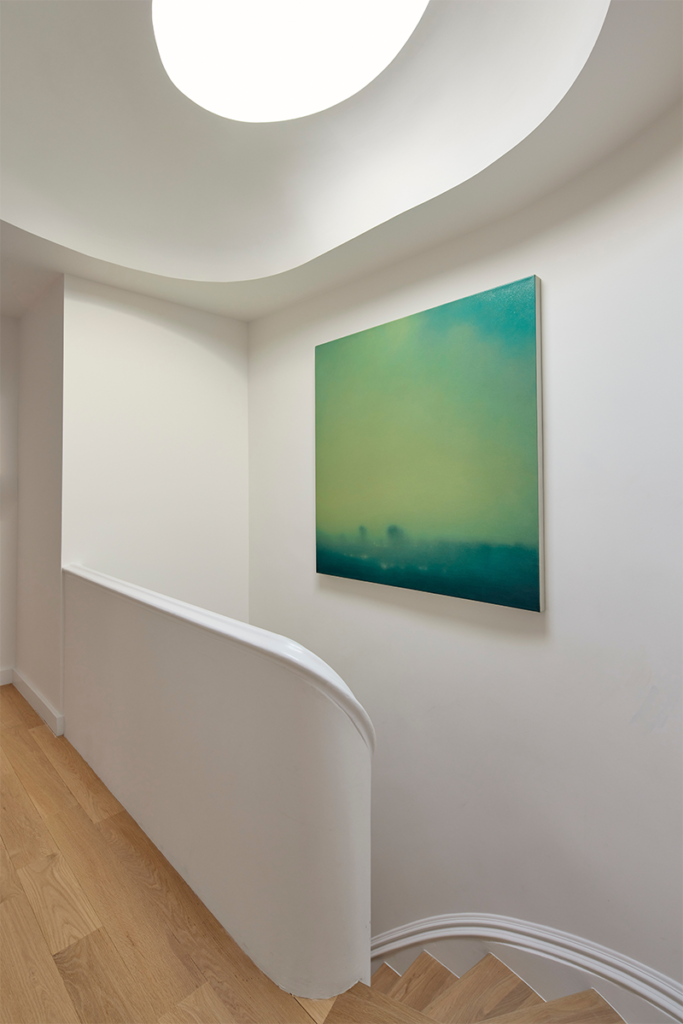 El diseño de una casa en estados unidos que juega con los contrastes y las formas