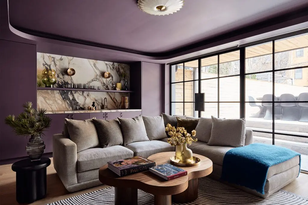 El diseño de una casa en estados unidos que juega con los contrastes y las formas
