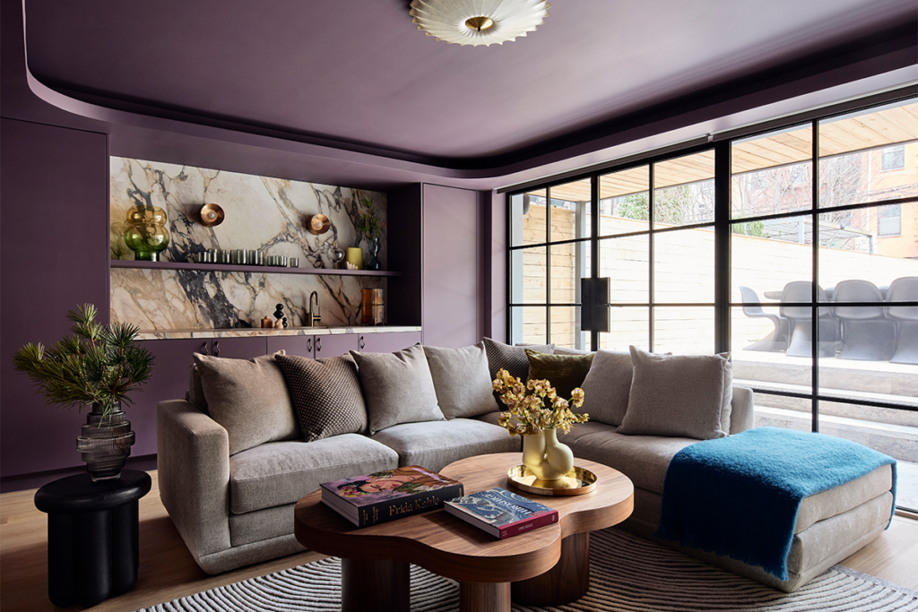 El diseño de una casa en estados unidos que juega con los contrastes y las formas