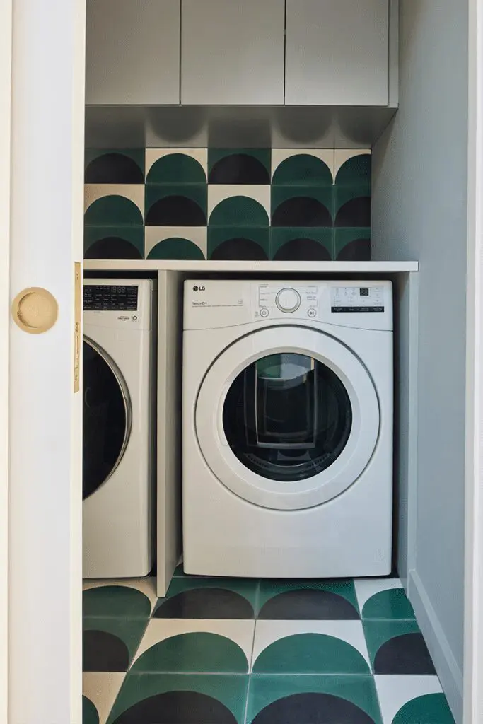 El diseño de una casa en estados unidos que juega con los contrastes y las formas