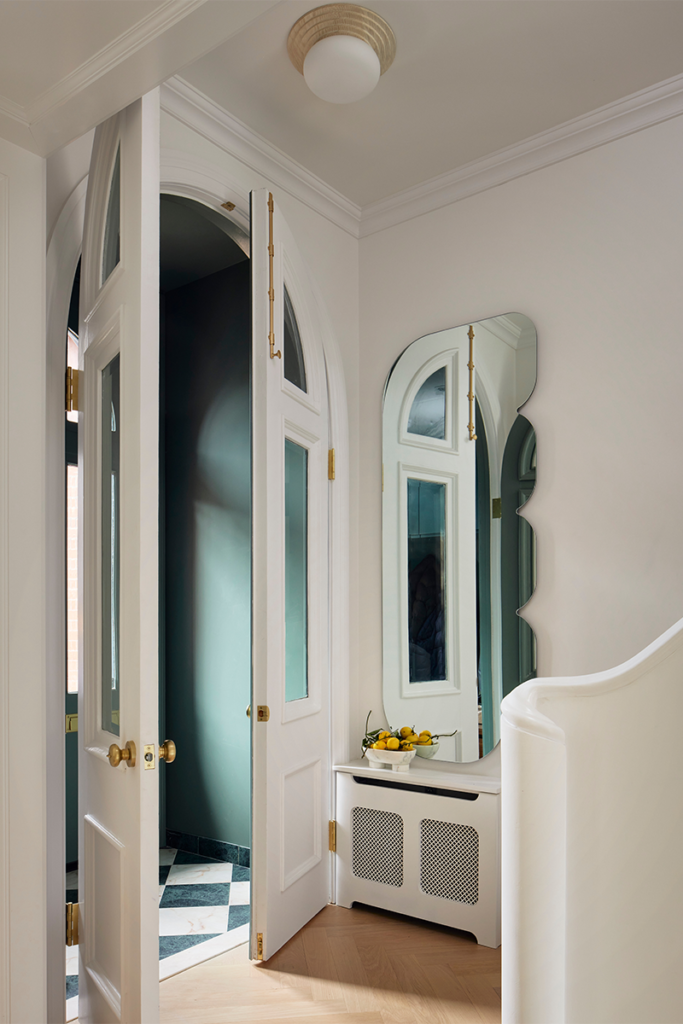 El diseño de una casa en estados unidos que juega con los contrastes y las formas