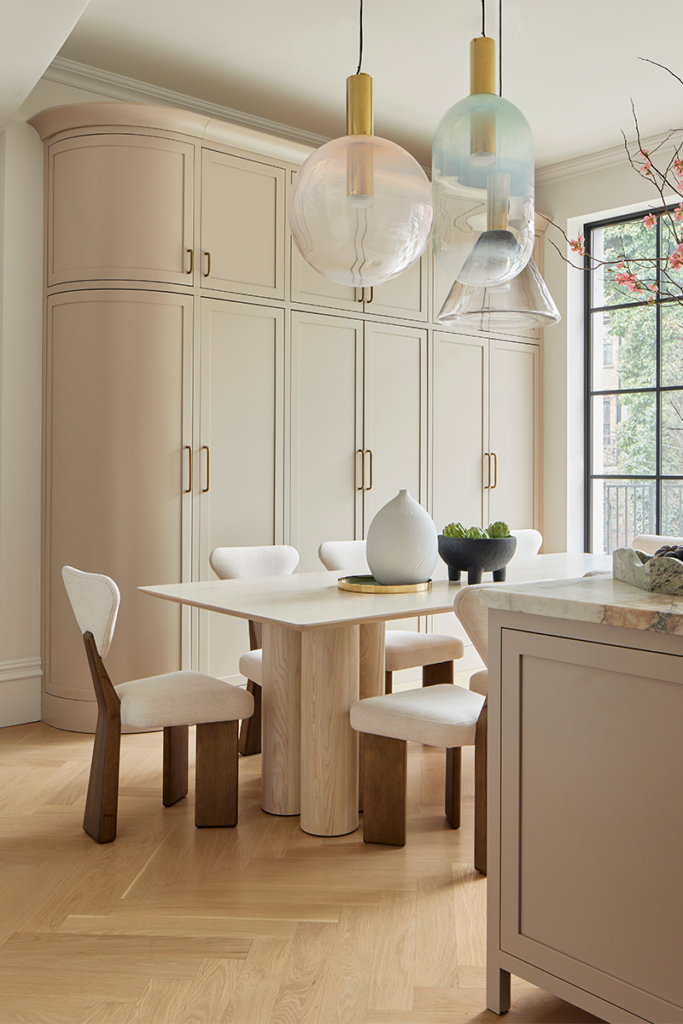 Elegancia clásica y una paleta audaz en esta iluminada cocina