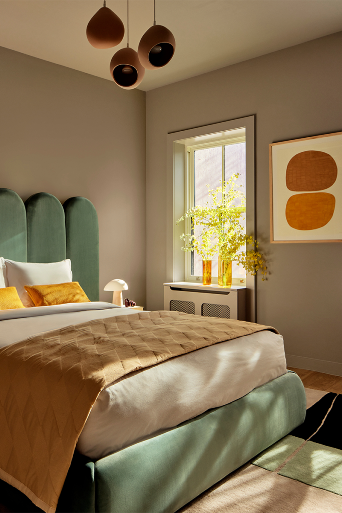 El diseño de una casa en estados unidos que juega con los contrastes y las formas