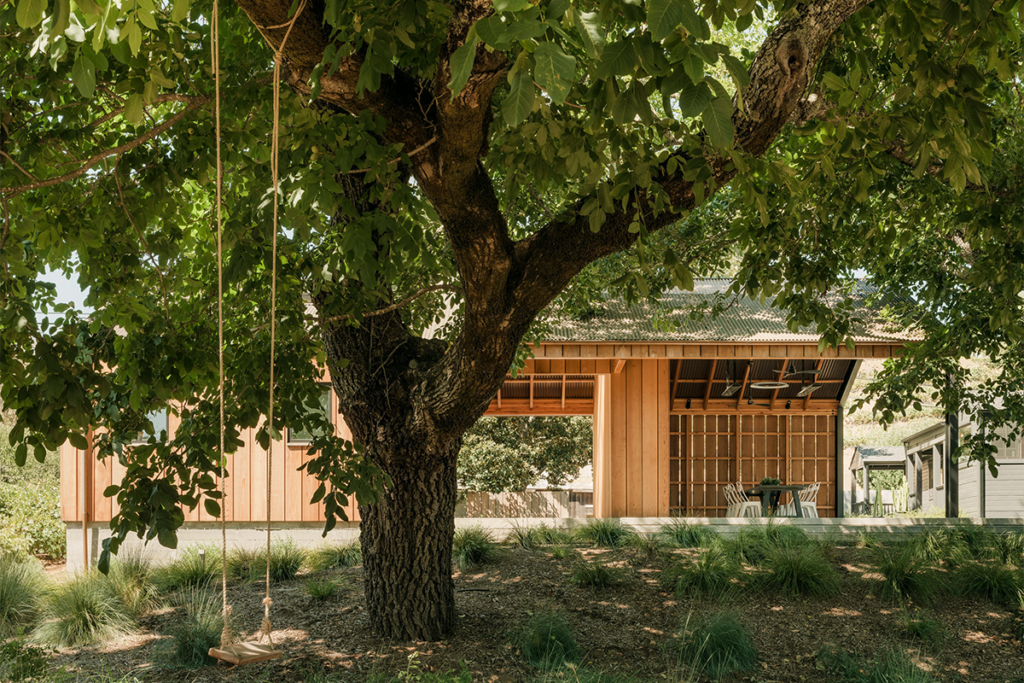 Una casa que aprovecha su encanto rústico y mezcla la vida moderna con la naturaleza Una casa que aprovecha su encanto rústico y mezcla la vida moderna con la naturaleza