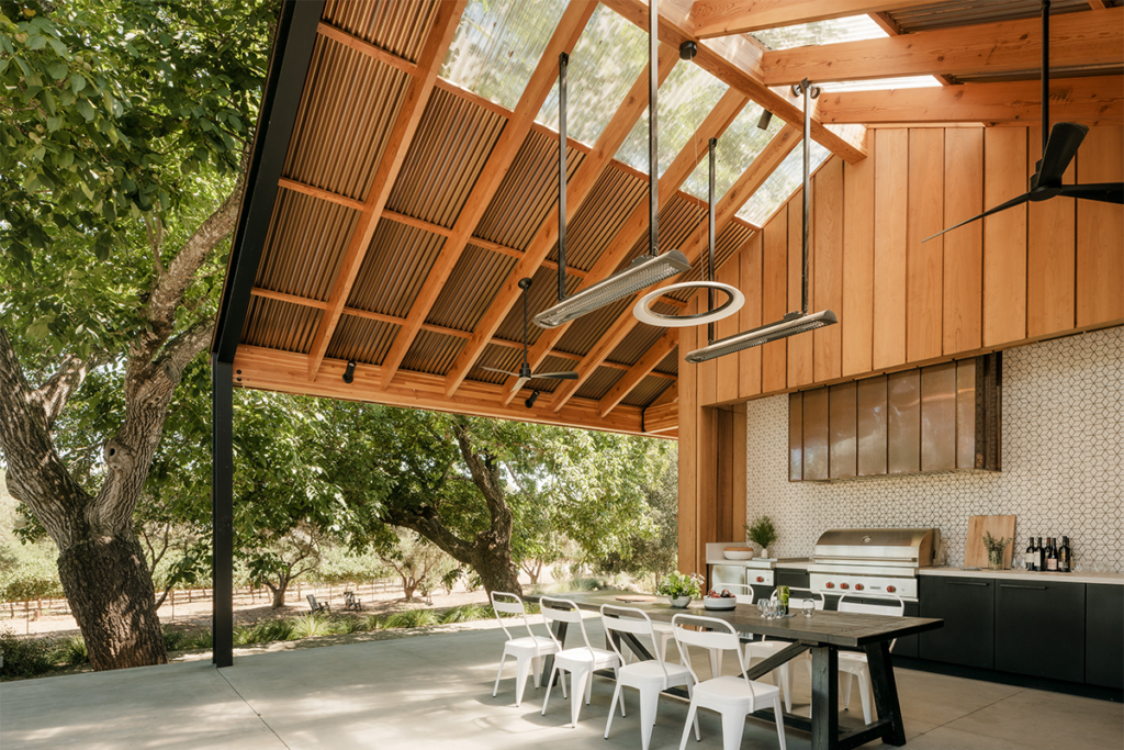 Una casa que aprovecha su encanto rústico y mezcla la vida moderna con la naturaleza Una casa que aprovecha su encanto rústico y mezcla la vida moderna con la naturaleza