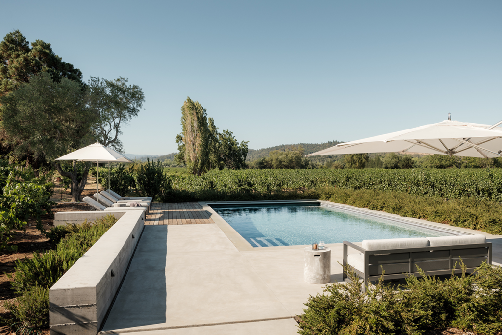 Una casa que aprovecha su encanto rústico y mezcla la vida moderna con la naturaleza Una casa que aprovecha su encanto rústico y mezcla la vida moderna con la naturaleza