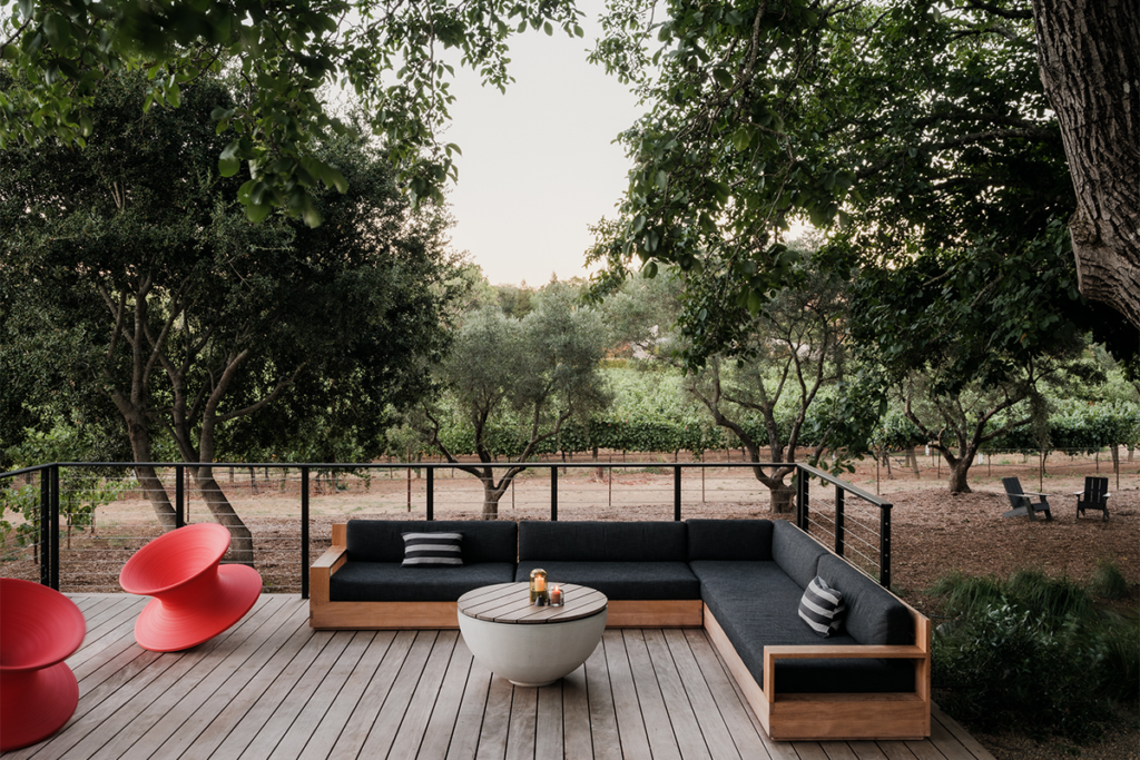 Una casa que aprovecha su encanto rústico y mezcla la vida moderna con la naturaleza Una casa que aprovecha su encanto rústico y mezcla la vida moderna con la naturaleza