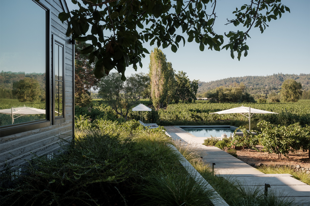 Una casa que aprovecha su encanto rústico y mezcla la vida moderna con la naturaleza Una casa que aprovecha su encanto rústico y mezcla la vida moderna con la naturaleza