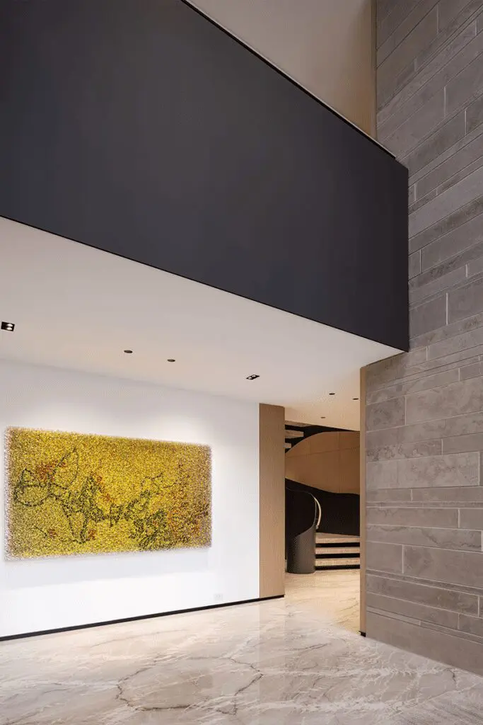 Una casa cálida y cómoda diseñada en forma de t Una casa cálida y cómoda diseñada en forma de t