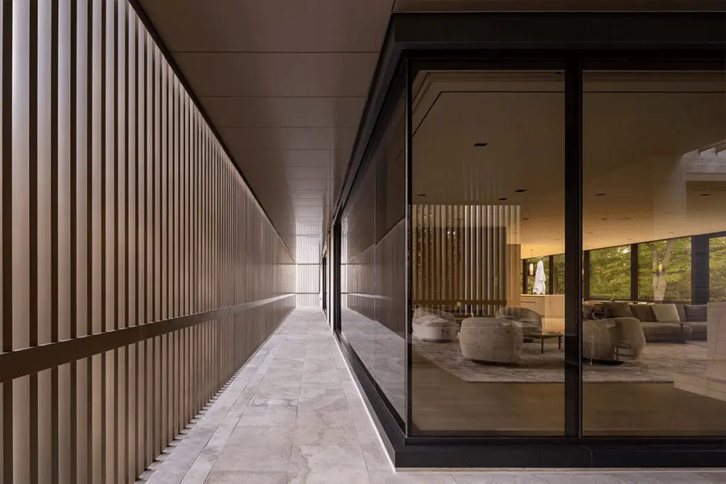 Una casa cálida y cómoda diseñada en forma de t Una casa cálida y cómoda diseñada en forma de t