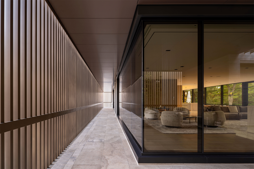 Una casa cálida y cómoda diseñada en forma de t