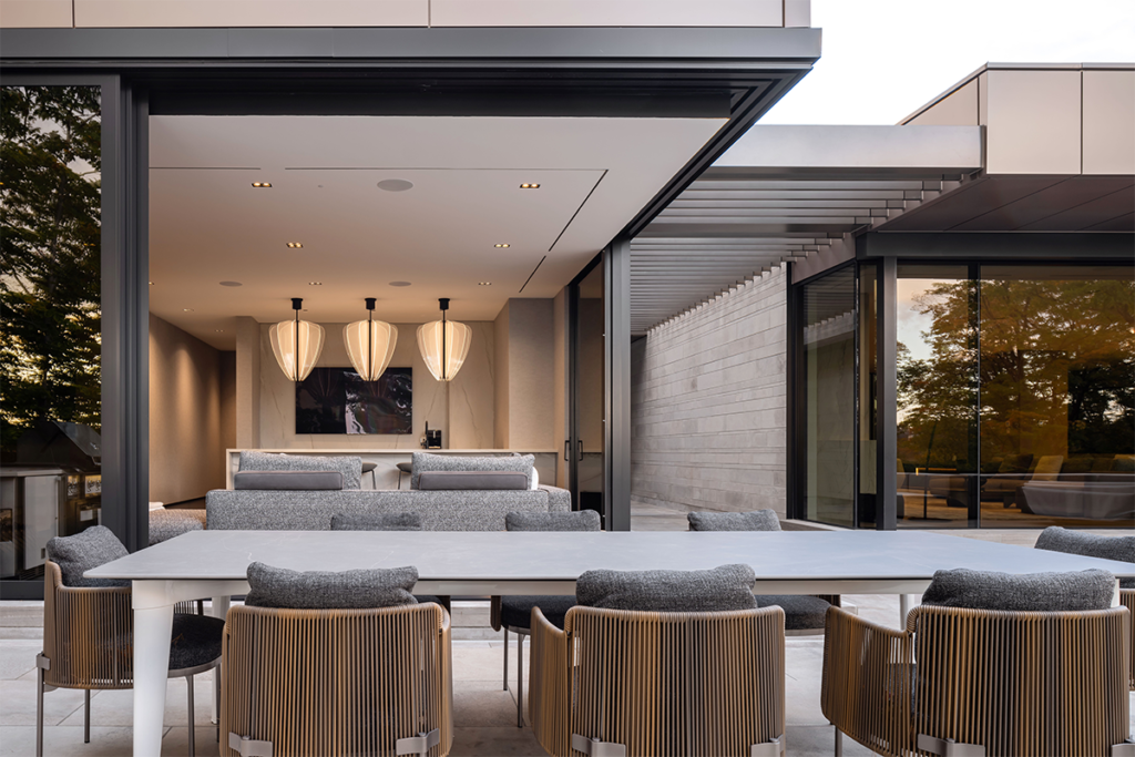 Una casa cálida y cómoda diseñada en forma de t