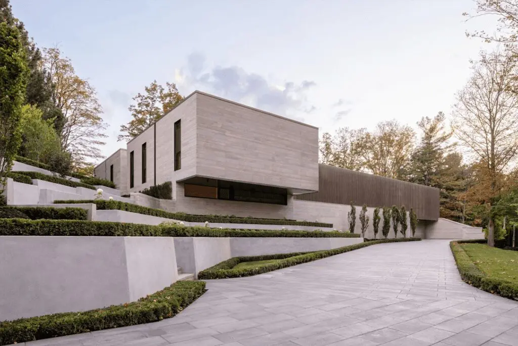 Una casa cálida y cómoda diseñada en forma de t Una casa cálida y cómoda diseñada en forma de t