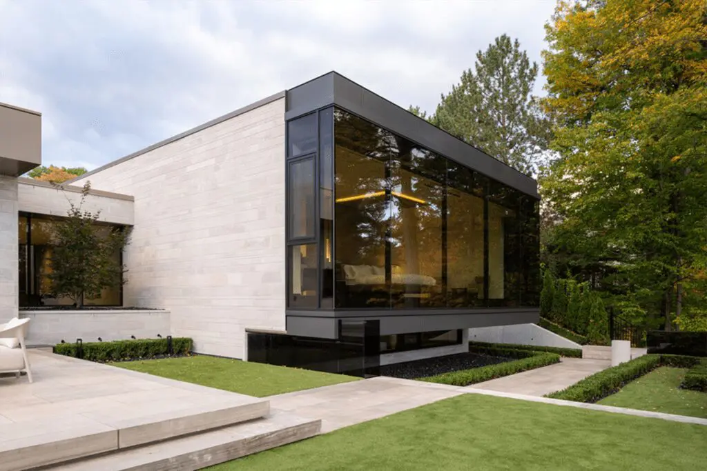 Una casa cálida y cómoda diseñada en forma de t Una casa cálida y cómoda diseñada en forma de t