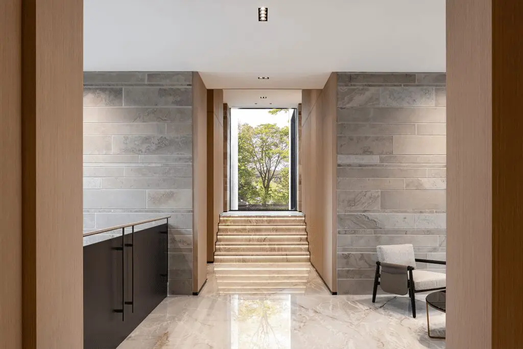 Una casa cálida y cómoda diseñada en forma de t Una casa cálida y cómoda diseñada en forma de t