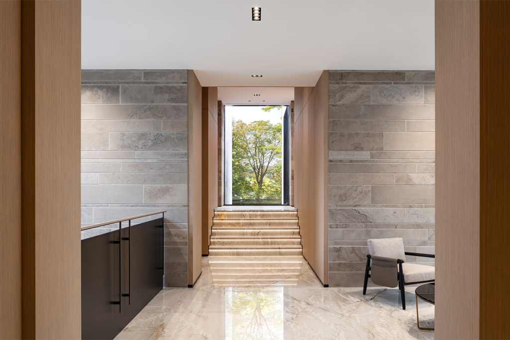 Una casa cálida y cómoda diseñada en forma de t