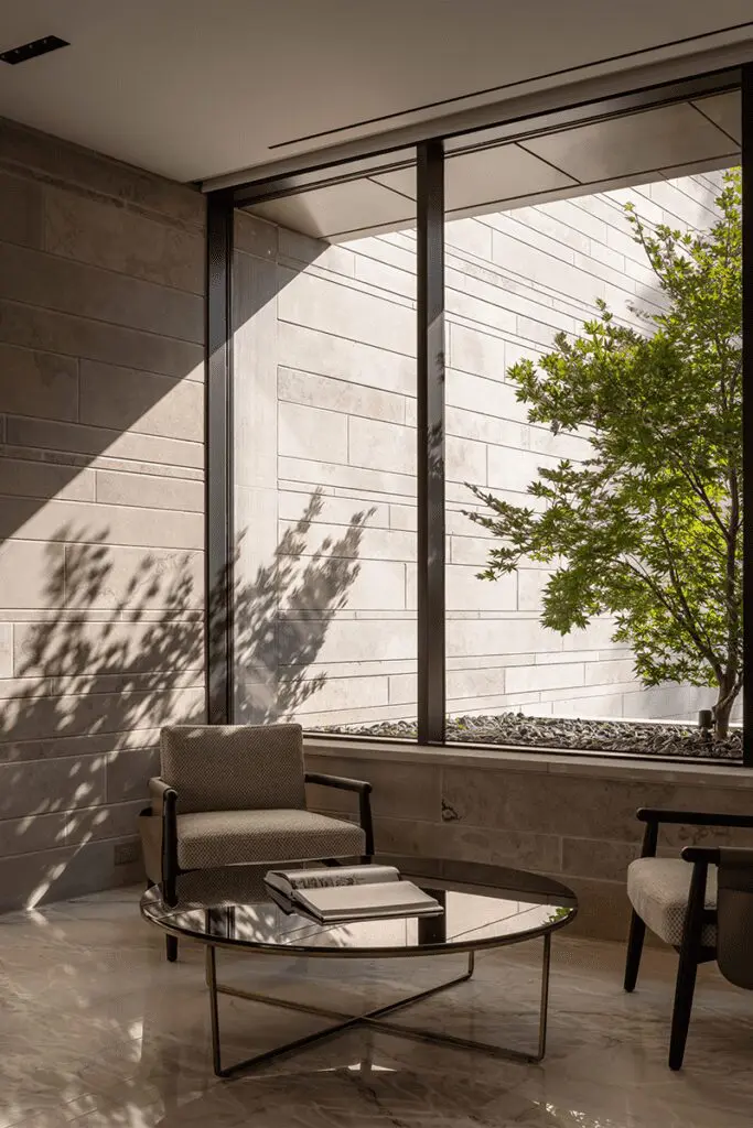 Una casa cálida y cómoda diseñada en forma de t Una casa cálida y cómoda diseñada en forma de t