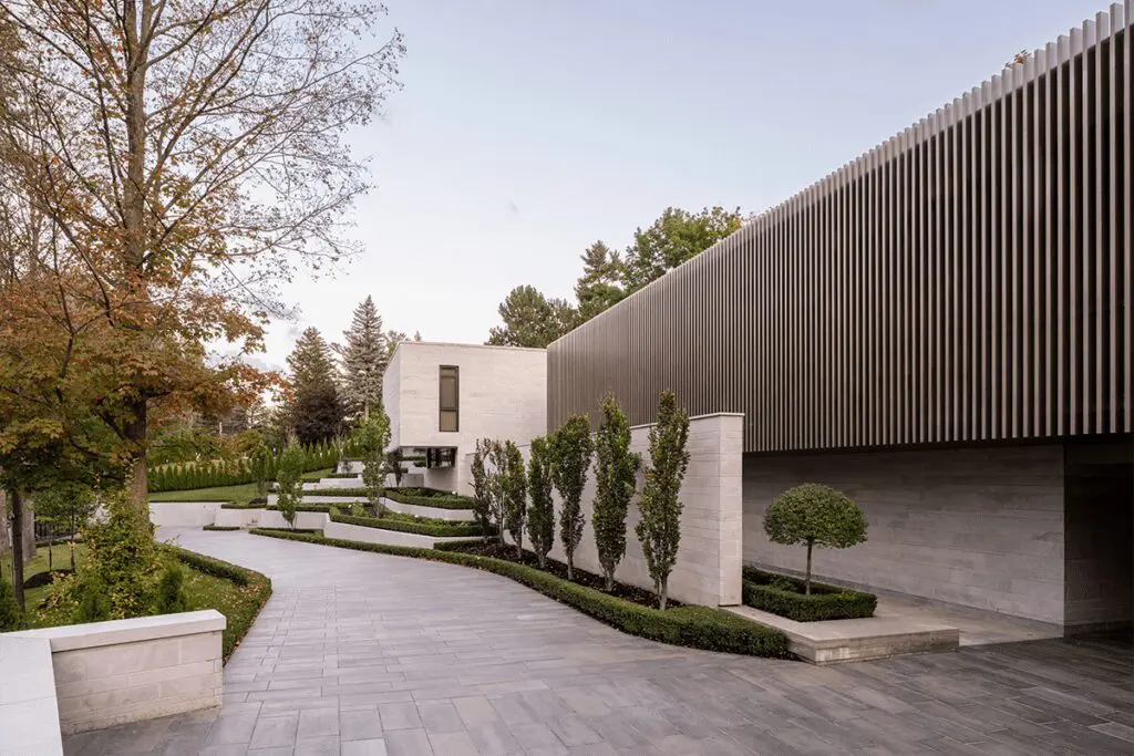 Una casa cálida y cómoda diseñada en forma de t Una casa cálida y cómoda diseñada en forma de t