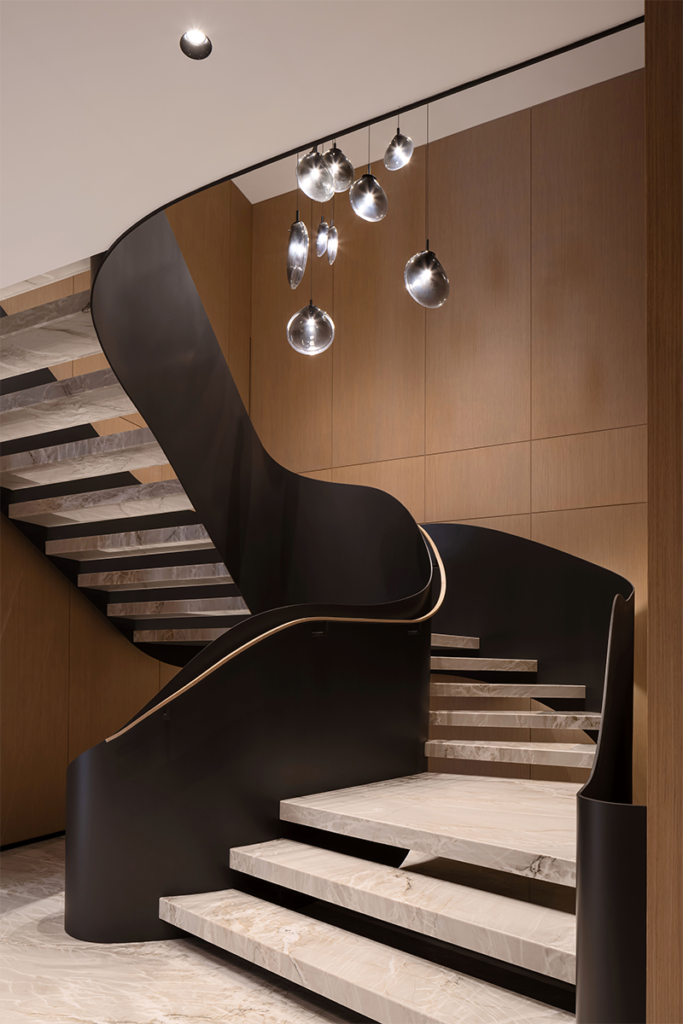 Una casa cálida y cómoda diseñada en forma de t