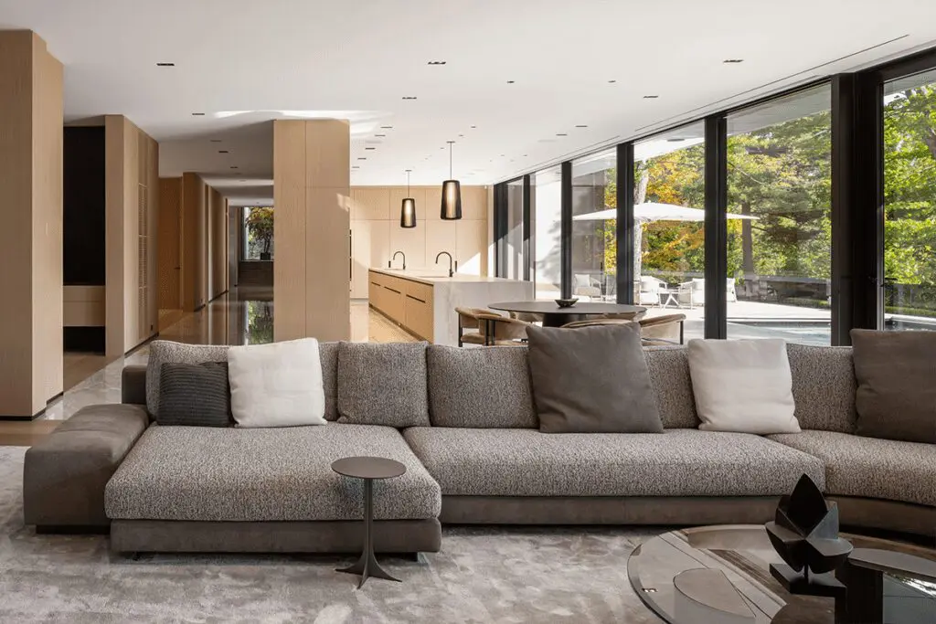 Una casa cálida y cómoda diseñada en forma de t Una casa cálida y cómoda diseñada en forma de t