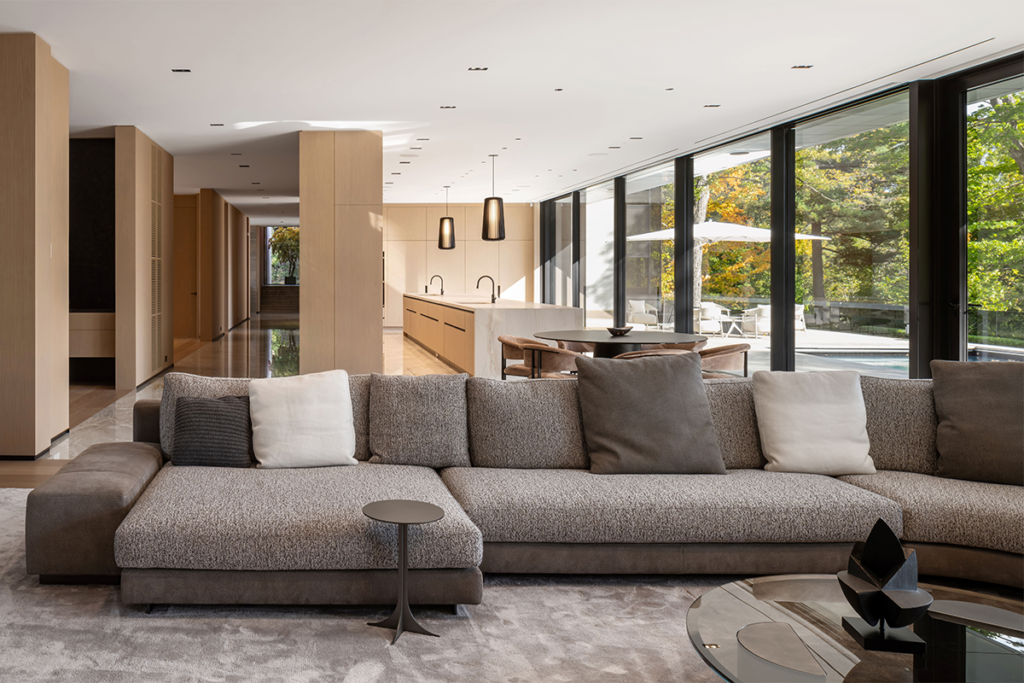 Una casa cálida y cómoda diseñada en forma de t